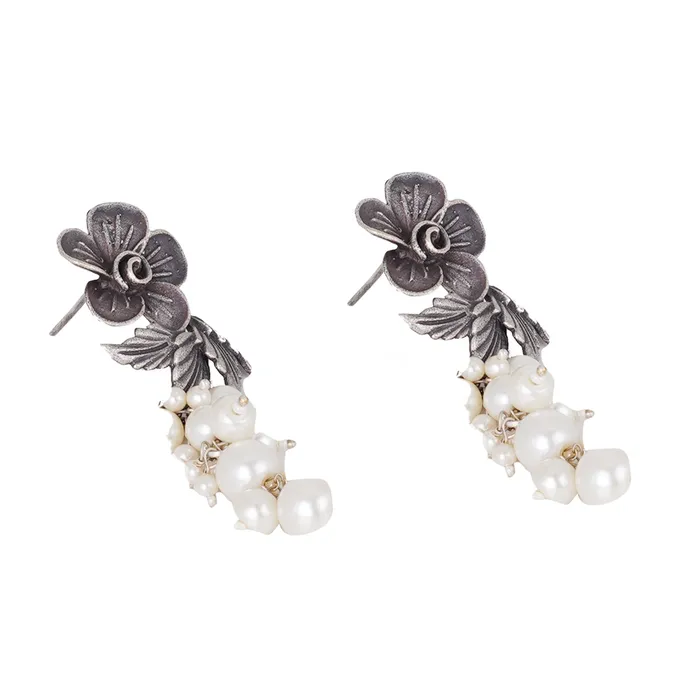 Teejh Earrings Teejh Kriva Floral Silver Oxidised Pearl Earring