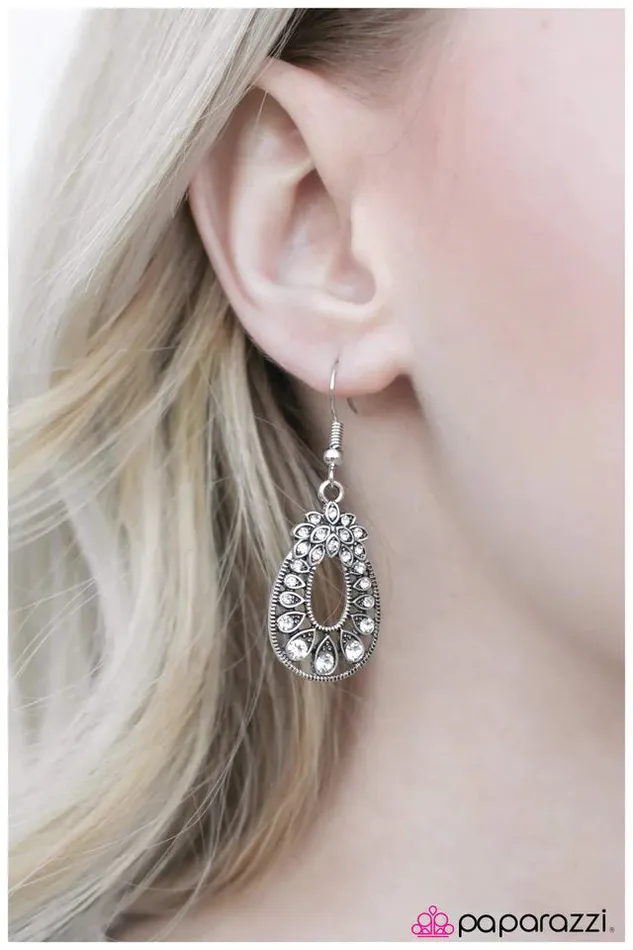 Paparazzi Jewelry Earrings Paparazzi Earring Got Glam White