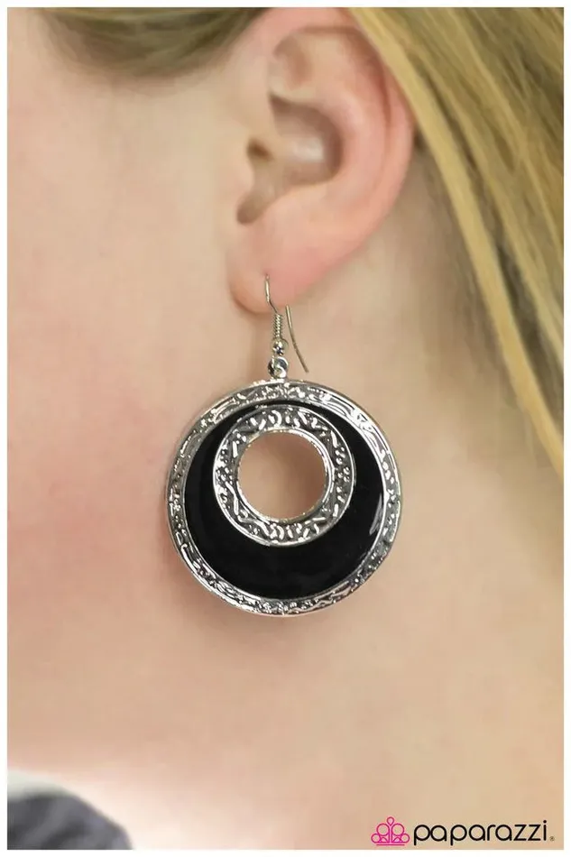 Paparazzi Jewelry Earrings Paparazzi Earring Night Owl Black