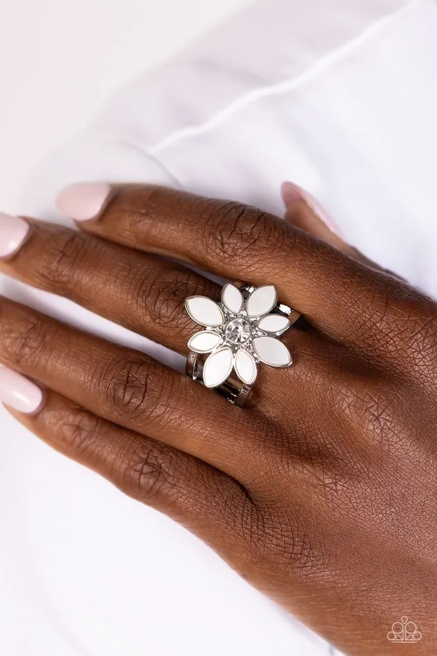 Rings Paparazzi Jewelry Paparazzi Ring PETAL to the MEADOW White